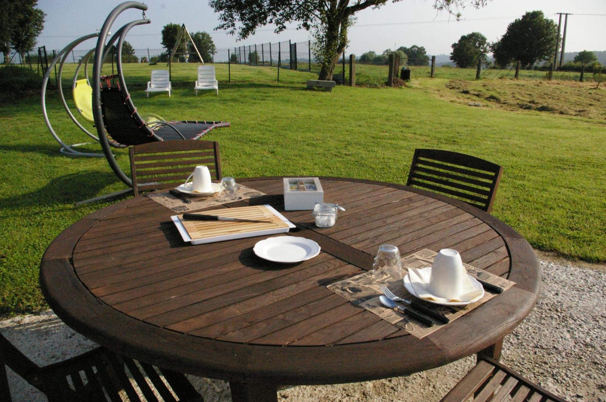 Au Charme D'Antan Bed & Breakfast Féron Eksteriør bilde