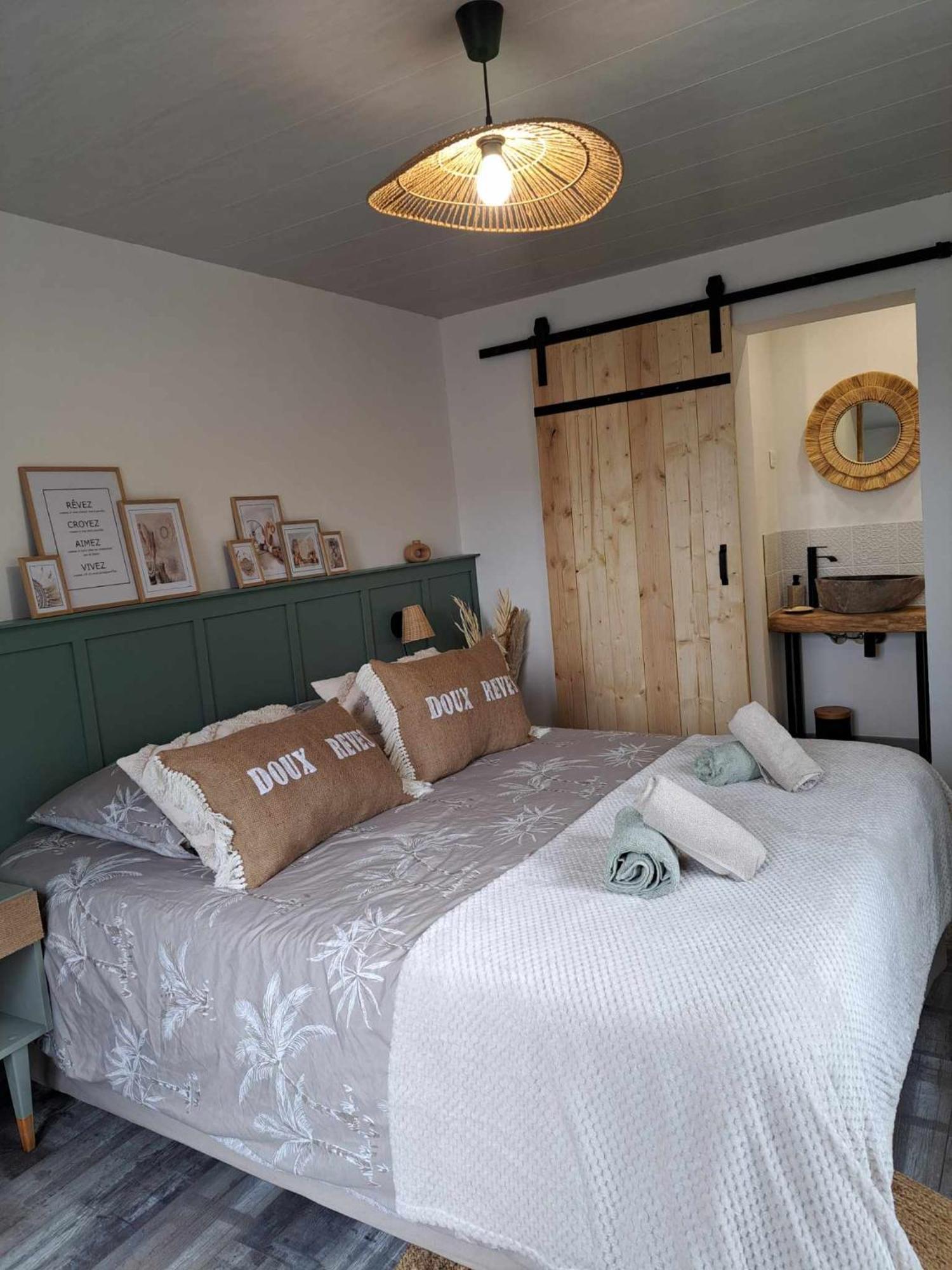 Au Charme D'Antan Bed & Breakfast Féron Eksteriør bilde